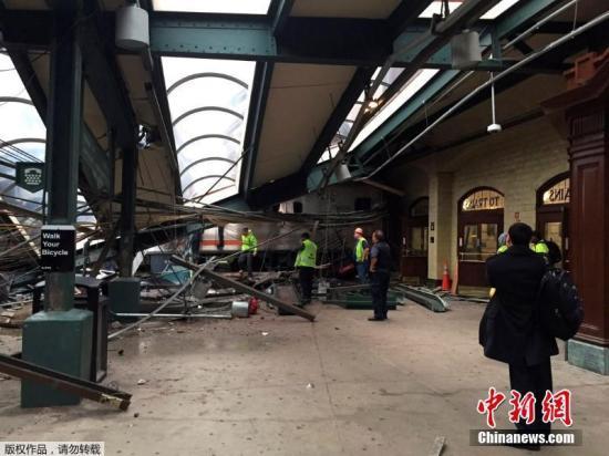 当地时间9月29日上午，美国新泽西霍博肯车站一列通勤火车发生脱轨事故，最新消息显示，事故造成1人死亡，108人受伤。图为事故现场。