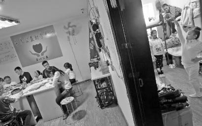 大厅内的孩子在学习，寝室内两个女孩在练舞蹈 新文化记者 蒋盛松 摄