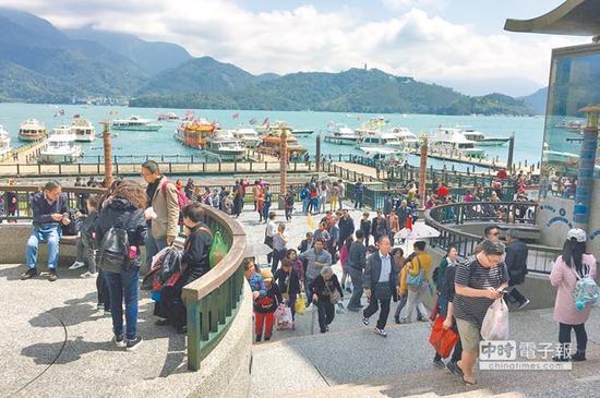 昔日南投县日月潭水社码头陆客团穿梭不息。（图片来源：《中时》资料图）