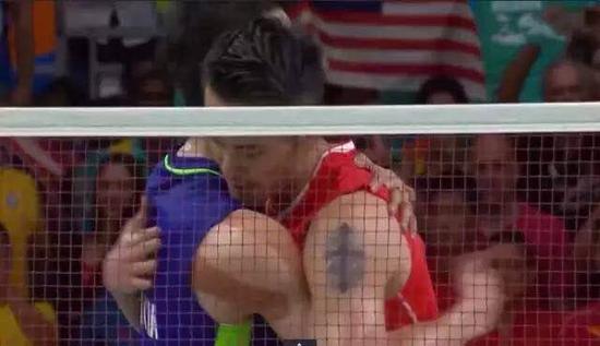 里约奥运会关注度较高的林李大战后两人拥抱。来源：直播截图