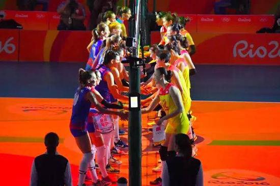 里约奥运会女排金牌赛前两队队员握手（乱入一张赛前的肢体接触）。来源：melhordovolei.com