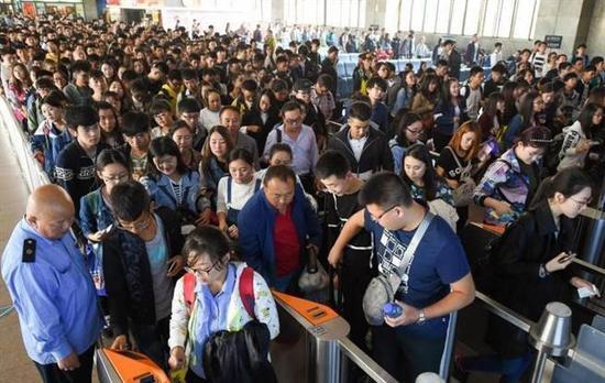 大陆十一黄金周到来，山西太原火车站挤满出游旅客，排队进站。（图片来源：中新社）