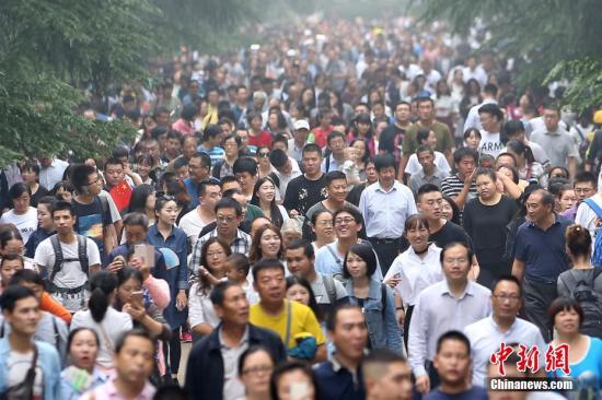 10月2日，大批游客进入南京中山陵参观。中新社记者 泱波 摄