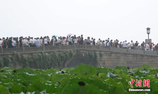10月1日，杭州西湖断桥游人如织。中新社记者 王刚 摄