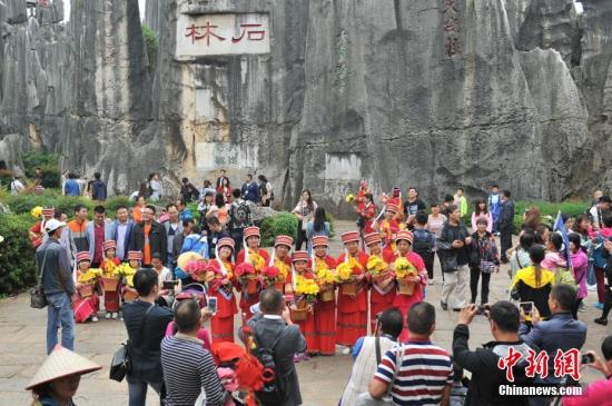 10月1日，云南石林风景名胜区内游客扎堆拍照留念。中新社记者 任东 摄