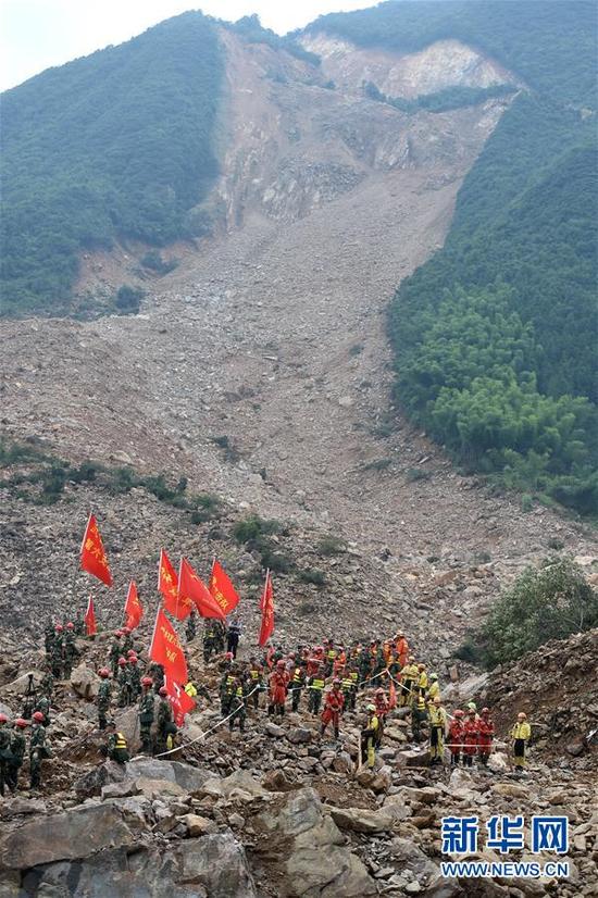 　　10月1日，在遂昌苏村山体滑坡现场，搜救工作继续进行。

