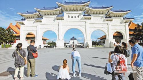 10月1日,大陆十一黄金周第一天,台北中正纪念堂陆客与去年相比极为稀少。 台湾《旺报》图
