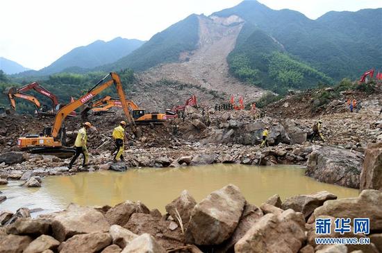 　　10月1日，在遂昌苏村山体滑坡现场，搜救工作继续进行。

