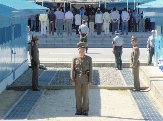 板门店两侧的军事人员：朝鲜人民军（面对者）与韩国宪兵（背对者）