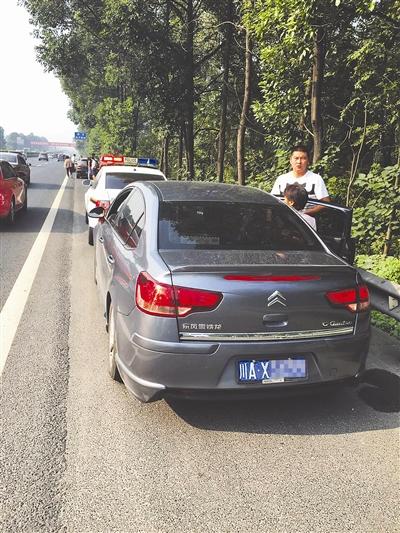 　　交警为载有重病人的灰色轿车开道 图由高速交警提供

