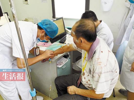 外出旅游一家五口遇车祸 节假日意外受伤的人多一名伤者在医院接受治疗。图片由医院提供