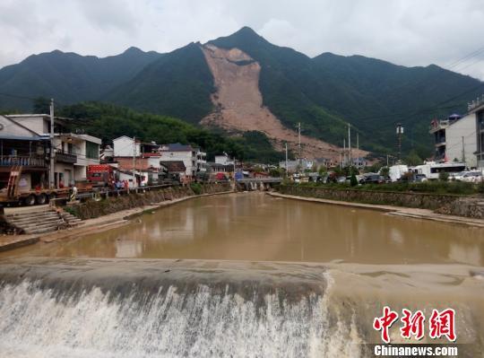 浙江遂昌山体滑坡遇难人数上升至10人 仍有17人失联 奚金燕 摄