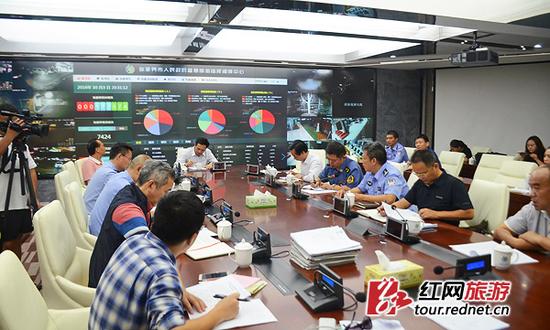 3日晚间,张家界就被曝光的宰客团伙“连环局”事件召开案情分析会。目前,涉事门市部张家界市中国旅行社景豪门市部已被关闭。