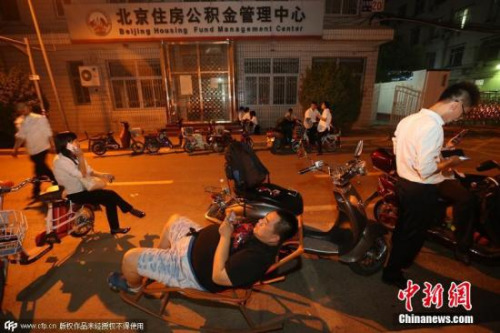 图为房产业务员在公积金管理中心通州管理部门前通宵排队。 图片来源:CFP视觉中国
