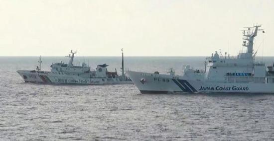 资料图片：日本海上保安厅巡逻船(右)8月初在钓鱼岛附近海域拦截中国海警船(《日本时报》网站)