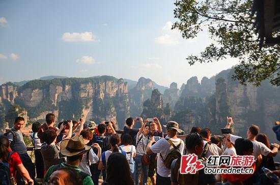 3日，张家界核心景区武陵源天子山观景台上站满了欣赏风景的游客。