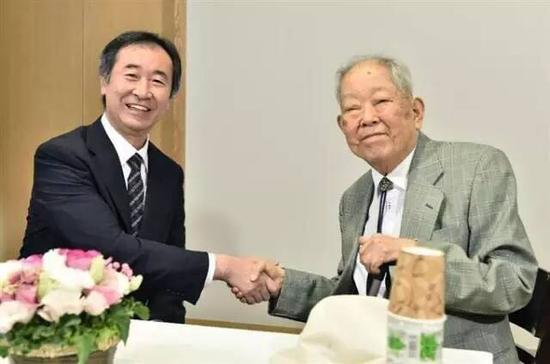 小柴昌俊（右，Masatoshi Koshiba）和梶田隆章（左，Takaaki Kajita）师徒，2015年10月15日。来源：产经新闻社