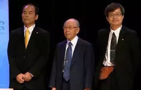 赤崎勇（中，Isamu Akasaki）和天野浩（右，Hiroshi Amano），左为中村修二（Shuji Nakamura）