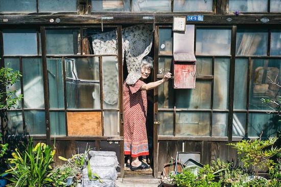 最近刊登在《东京时报》的一组照片中，摄影师查普曼用相机记录下了东京街头这些仍在工作的老人们。这些白发老人拄着拐杖同年轻人一样穿梭在上下班的路途中，与世人眼中那座灯红酒绿、科技发达到处充斥着朝气的东京形成鲜明对比。