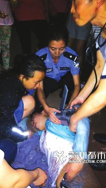 民警正在对落水女子施救。