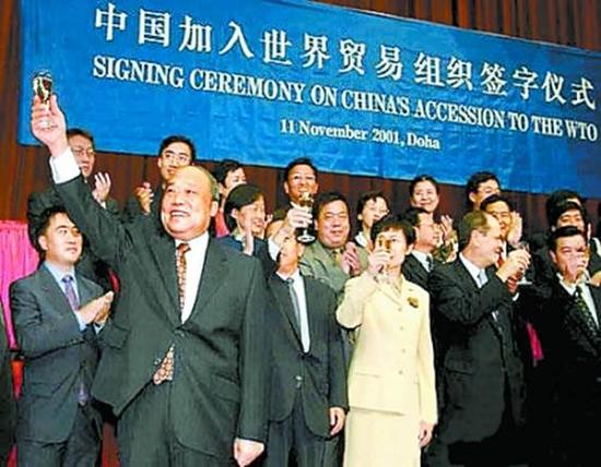 2001年11月11日，时任外经贸部部长石广生在卡塔尔首都多哈举行的中国加入世贸组织议定书签字仪式上举杯庆贺。（新华社发）