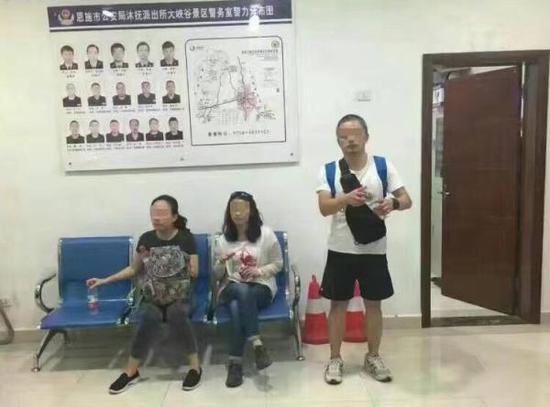 涉事游客及同行人员被带至公安机关。网曝打人女游客（左一）称自己是湖北省某高官的妹妹。