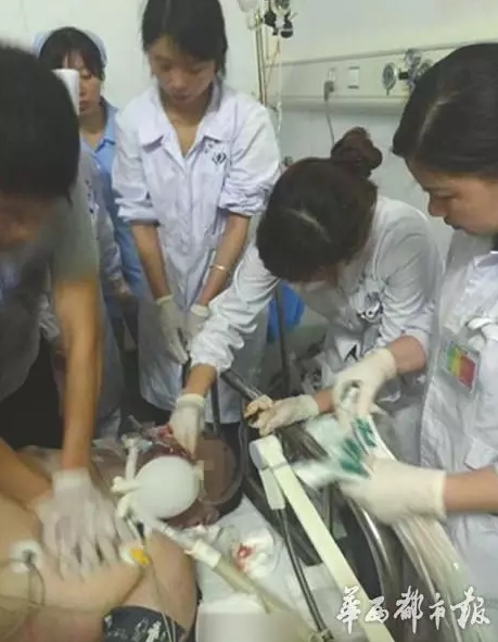 医护人员正在抢救