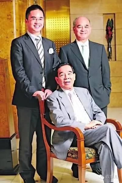 郑裕彤与长子郑家纯（后排右）、长孙郑志刚（后排左）