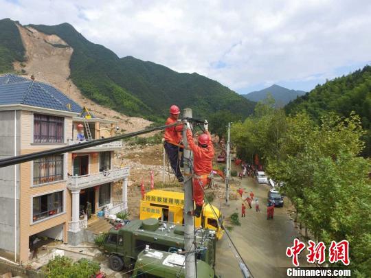 浙江丽水遂昌山体滑坡灾后救援现场。 奚金燕 摄