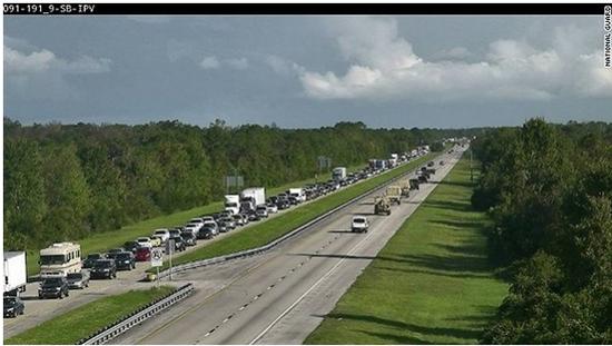 佛罗里达州居民正在从飓风可能经过的路径撤离，同时，国民护卫队的车队正在进驻。   图片来源：CNN