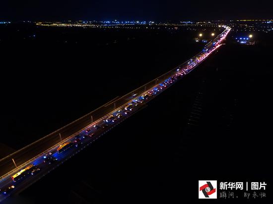 2016年10月5日傍晚,大量车流通过上海长江大桥、长江隧道向上海市区方向行驶。国庆长假进入尾声,大量旅客返程。图片来源:视觉中国