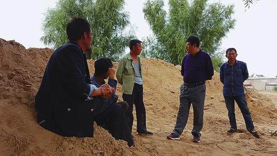 玉米铲除这么多天了,大界村的村民还在和干部争辩转基因的事