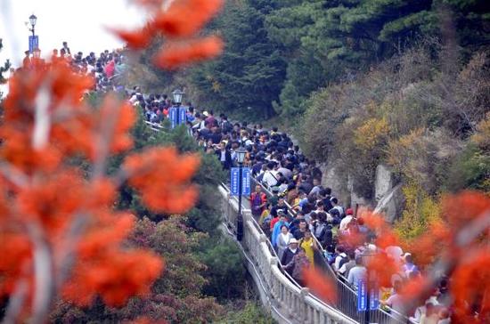 2015年10月4日，山东省泰安市，大批游客在泰山景区观光游玩。