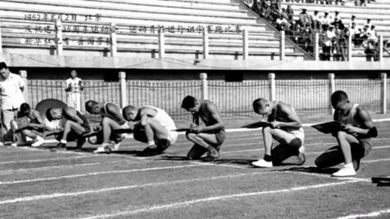 1952年的全军运动会上，赛跑不用发令枪，谁先写出规定的字谁起跑