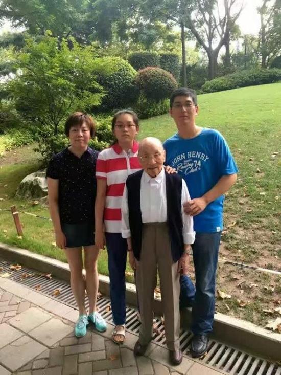 112岁奶奶成上海最长寿老人 喜欢聊天做针线活