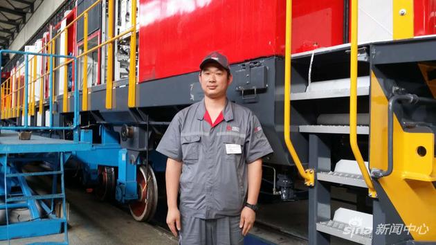 大连机车车辆有限公司成为机车车间试运班机车电工调试高级技师张如意。