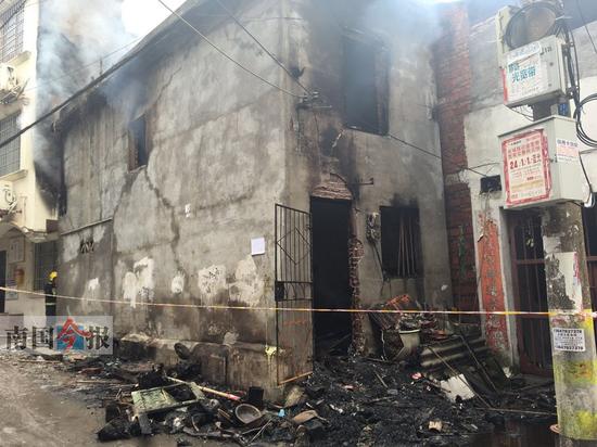 火灾后的房屋几乎成为废墟，屋内东西基本被大火烧毁。记者刘思艺 摄