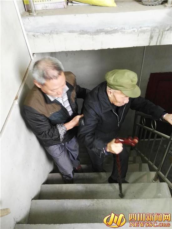 老人爬楼欲升国旗