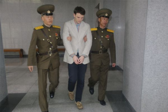 2016年3月16日，在朝鲜首都平壤，美国大学生奥托·瓦姆比尔（中）被押解进入法庭。新华社发