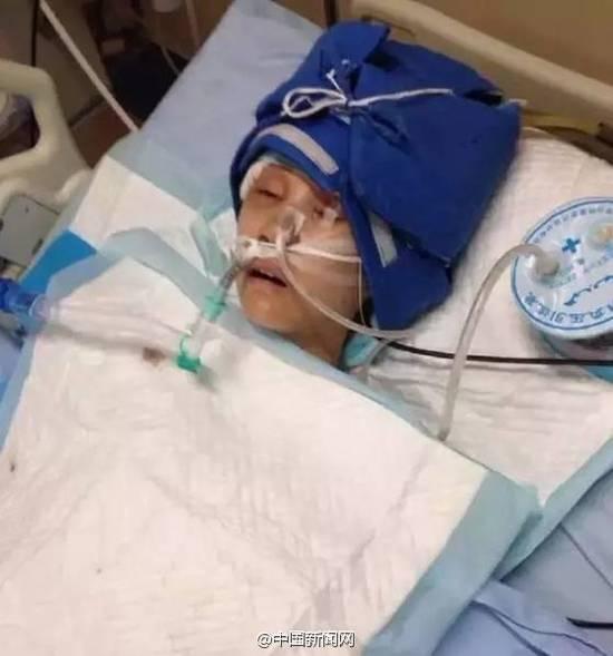 女子在医院接受治疗