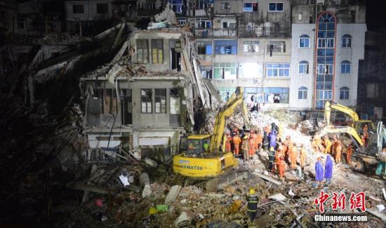 10月10日，救援人员在浙江温州鹿城区民房垮塌现场连夜搜救被困人员。 张茵 摄
