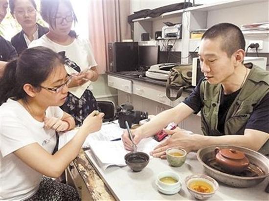 发表论文后,媒体采访韩春雨。