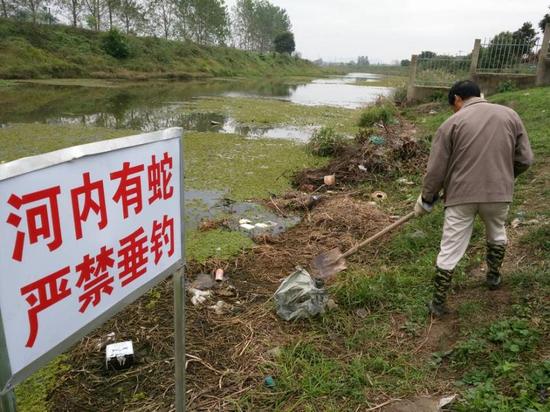 目前，该养殖场相关人员正在接受调查。