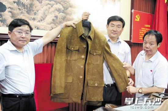 2014年7月14日，毛主席的卫士长李银桥之子李卓韦（右二）专程来到长沙，将毛主席穿过的一套中山装礼服捐献给了伯瑜红色博物馆。长沙晚报记者 贺文兵 摄