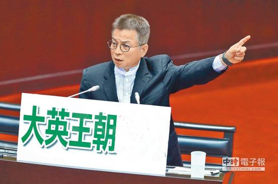 国民党“立委”赖士葆13日质疑蔡英文现在不但有决策协调会议,还设立“司改委员会”,将立法、行政、司法一把抓,是在“大英王朝”。(图片来源:台湾《中时电子报》)