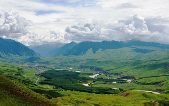 喀拉峻草原风景区的“九曲十八弯”美景。