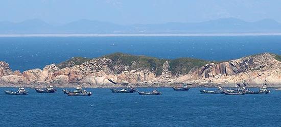 10月12日,从仁川市瓮津郡延坪岛遥望的朝鲜席岛前海上漂着的10多艘中国渔船。中国渔船购买了朝鲜的捕捞权,停留在北方区域,之后越过西海的北方界线(NLL)进行非法捕捞。