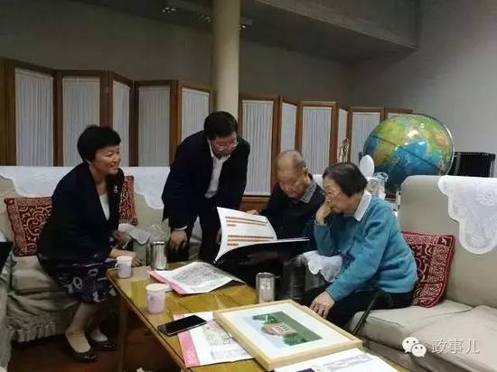 图:宋平、陈舜瑶听取邱勇和陈旭汇报学校发展情况。