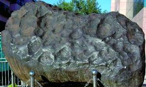 1898年，新疆铁陨石被发现，又称“银骆驼”，重达28吨，是世界第四大陨石。“银骆驼”目前存放在新疆地质矿产博物馆内。