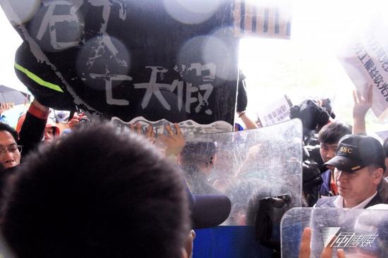台湾40多青年团体直捣民进党部，图片来自台媒，下同